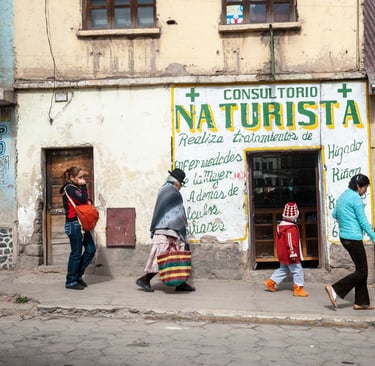 Une famille amérindienne dans une rue de Potosi en Bolivie
