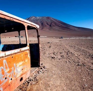 Busabandonné à la frontière entre la Bolivie et le Chili devant un volcan