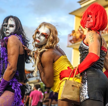 Jeunes hommes travestis Carnaval Kourou Guyane