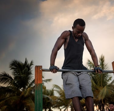 Un jeune homme fait du workout à Kour , Guyane