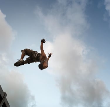 Un jeune homme fait du workout à Kour , Guyane