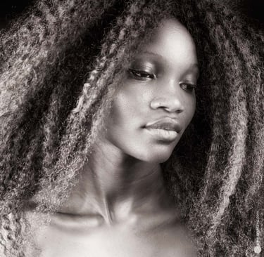 Jeune femme noire mode beauté photo studio