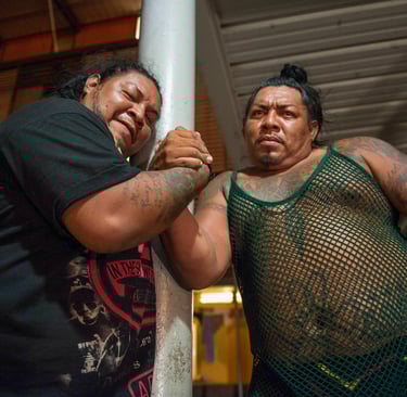 Deux frères amérindiens tatoués se donnent l'accolade