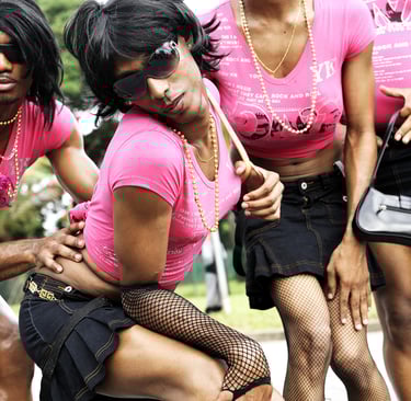 Jeunes hommes travestis Carnaval Kourou Guyane