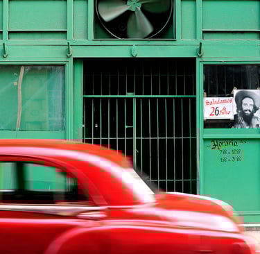 Une voiture américaine à Cuba, Che Guevara et Cienfuegos