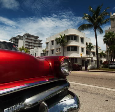 Ancienne voiture américaine rouge sur Ocean Drive à Miami, Floride, USA