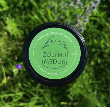 Žolynų medus stiklainiuose – poliflorinis, visiškai natūralus lietuviškas medus, surinktas iš laukinių pievų augalų, žiedų.