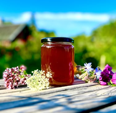 Žolynų medus stiklainiuose – poliflorinis, visiškai natūralus lietuviškas medus, surinktas iš laukinių pievų augalų, žiedų.