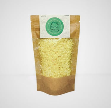 Natūralus lietuviškas rankų darbo bičių vaškas korių ir korių dangtelių – kosmetikai ir žvakėms.