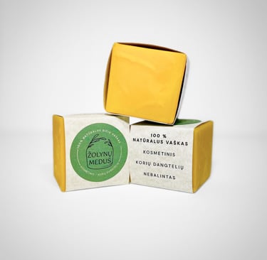 Natūralus lietuviškas rankų darbo bičių vaškas korių ir korių dangtelių – kosmetikai ir žvakėms.