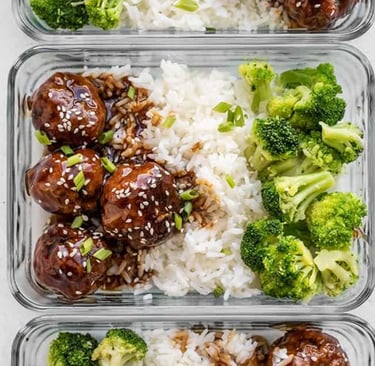 Meal prepped food with glass tupperware including broccoli, rice and bbq chicken