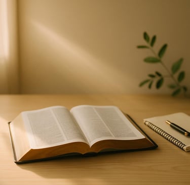 Bíblia aberta com luz da manhã, representando “Haja luz” e a Palavra que ordena a vida