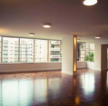 piso de taco de madeira com grandes janelas