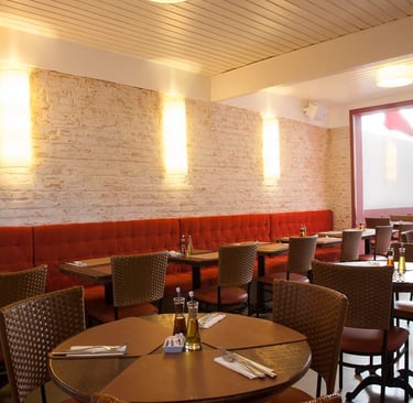 restaurante bistro com tijolos banco vermelho e mesas e cadeiras