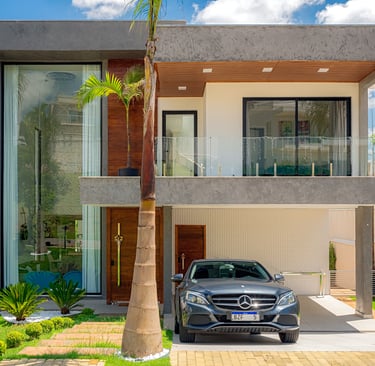 casa contemporânea imponente garragem com mercedez benz e detalhes em concreto aparente
