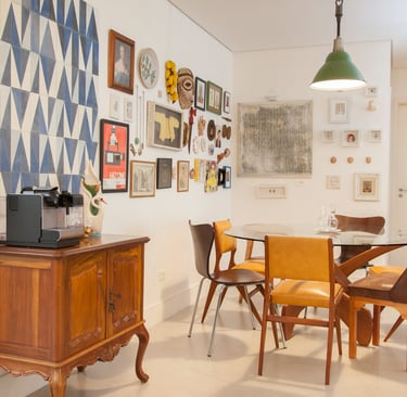 sala de jantar com peças de garimpo mesa de vidro cadeiras de madeira