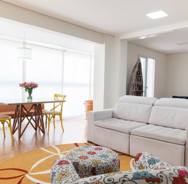 sala com sofá mesa e tapete