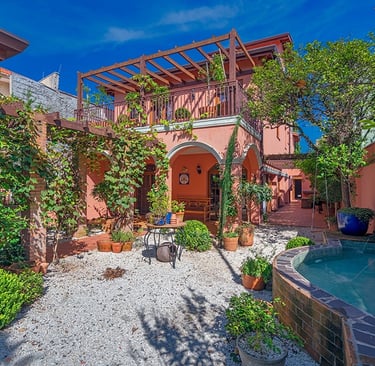 casa siciliana com pintura terracota arcos e plantas