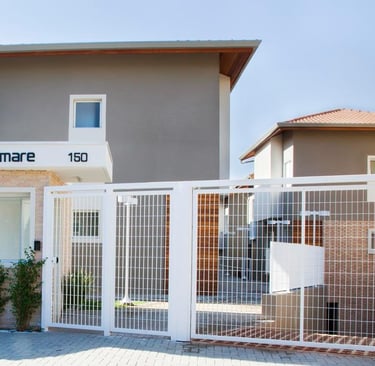 entrada de condomínio com guarita vila del mare