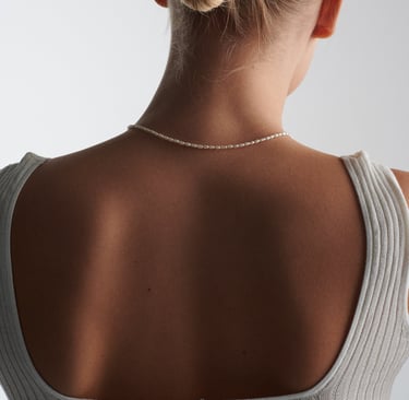 a woman with a bunt bunt in her hair