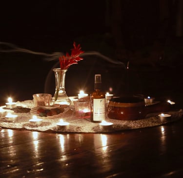 una mesa con velas y productos