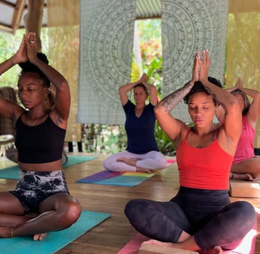 un grupo de personas haciendo posturas de yoga