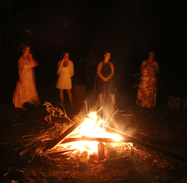 un grupo de personas reunidas en torno a una hoguera