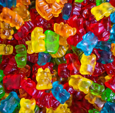 Close-Up von einem Haufen bunter Gummibärchen.