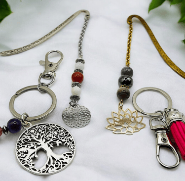 Des porte clés avec des marque pages 