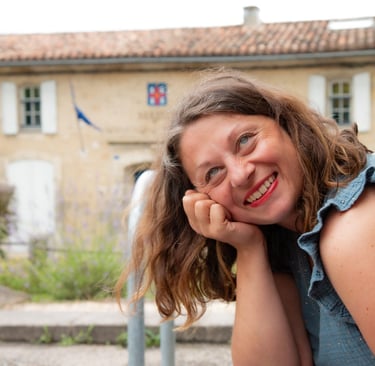 photo de la thérapeute qui sourit et est joyeuse pour l'accueil de ses consultants