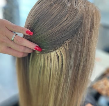 Frau mit Extentions - Haartressen Haarverlängerung - Echthaar