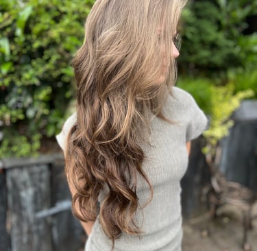 Fraum mit eingarbeiteter Haarverlängerung. Echthaar Extensions.