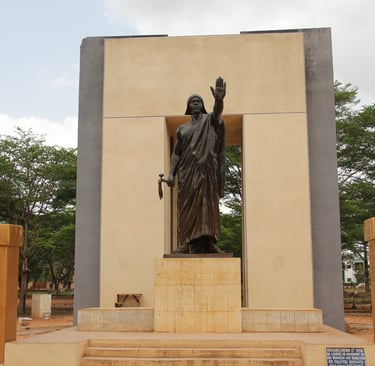 Statue du Béhanzin, place Goho