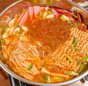 Budae jjigae | © Cookingwiththehamster
