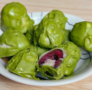 Dolcetti al matcha, cioccolato bianco e ciliegie | © Cookingwiththehamster