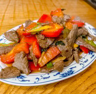 Manzo con peperoni e cipollotto | © Cookingwiththehamster