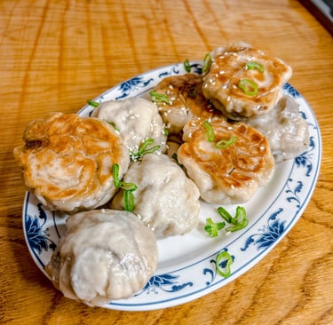 Baozi alla piastra con carne e melanzane | © Cookingwiththehamster