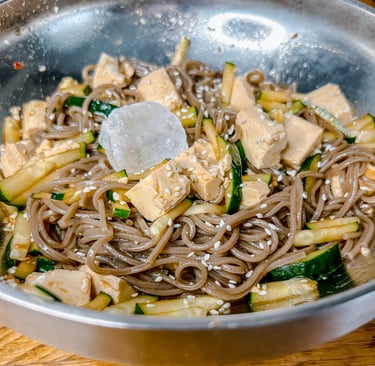 Noodles coreani di grano saraceno freddi con tofu e cetriolo | © Cookingwiththehamster