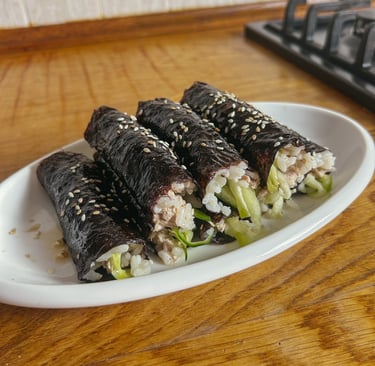 Mini kimbap con cetriolo, tonno e maionese | © Cookingwiththehamster