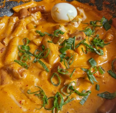 Rose tteokbokki | © Cookingwiththehamster