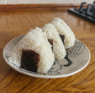 Tuna mayo onigiri | © Cookingwiththehamster