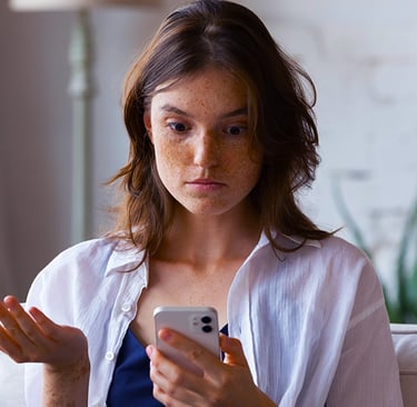 mulher-confusa-com-interface-de-usuario