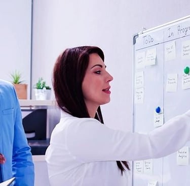 grupo de pessoas olhando o quadro