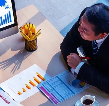 pessoas analisando gráficos