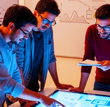 grupo analisando o design