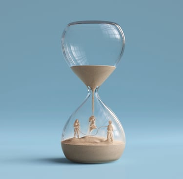 Ampulheta de tempo. Dentro forma de crianças brincando feitas de areia.