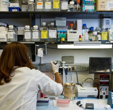 Une personne travaille dans un laboratoire
