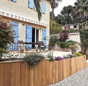aménagement d'une terrasse avec un bac intégré en face avant et un autre sur le côté