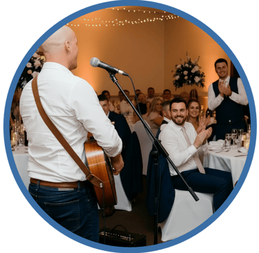 Bruiloftszanger Marco Starink tijdens huwelijksreceptie