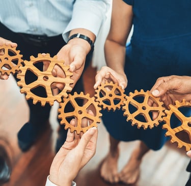 Ineinandergreifende Zahnräder als Symbol für das Zusammenwirken einzelner Elemente der IP-Strategie